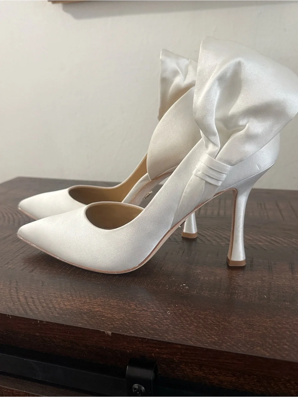 Badgley Mischka Pearl Ivory Satin Stiletto Pumps with Draped Bow size 9.5